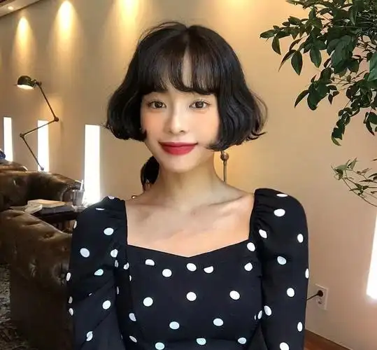 有一种年轻叫"可甜可咸"短卷发,真的很减龄,宛如18岁少女