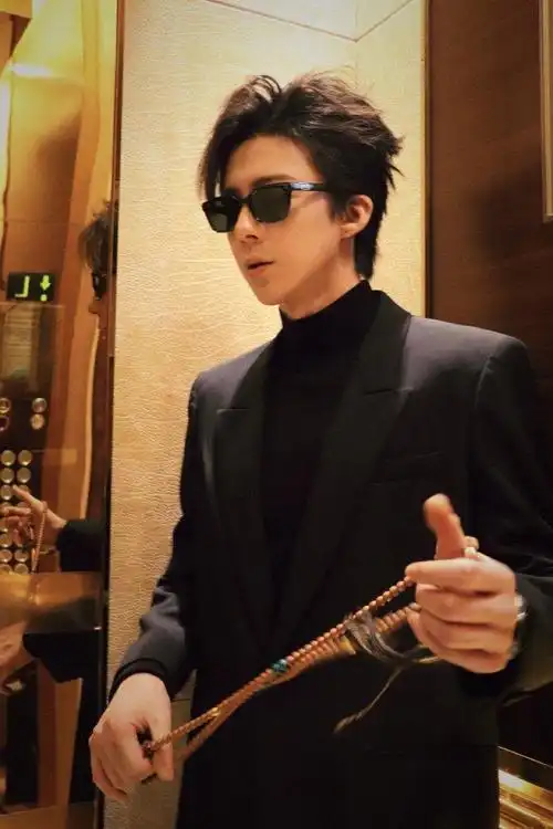 刘宇宁纯黑look没有人能拒绝黑西装刘宇宁