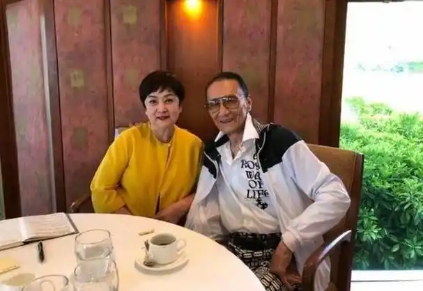 经过16年的时间,狄波拉最终对谢贤的花心和放荡感到绝望,决定离婚.