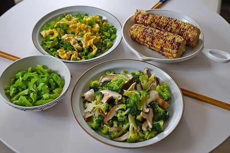 天太热,午餐随手做了4道菜,简单又家常,却格外好吃,全光盘