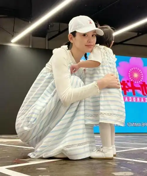 1岁妹妹八字眉抢镜,被指是"女版何猷君"|向佐|模特|郭碧婷|小公主