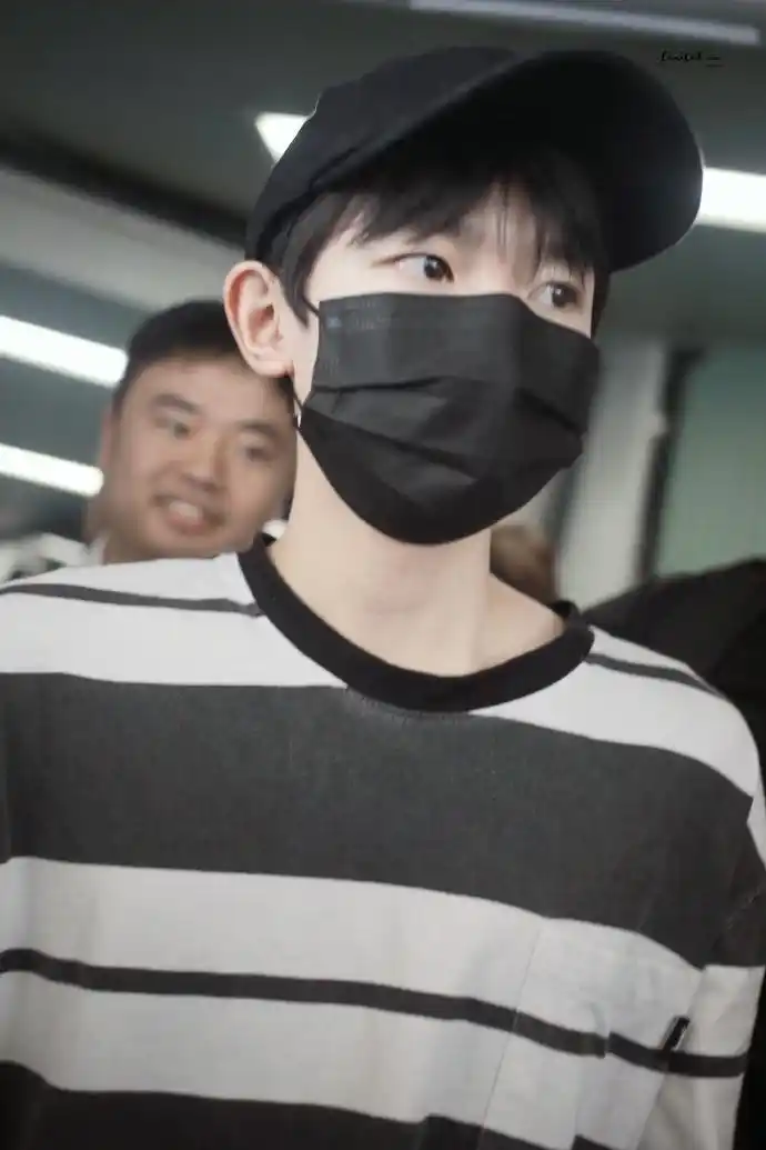 组图:王源身穿条纹衫干净清爽 眼神清澈口罩帽子难掩青春气息_高清