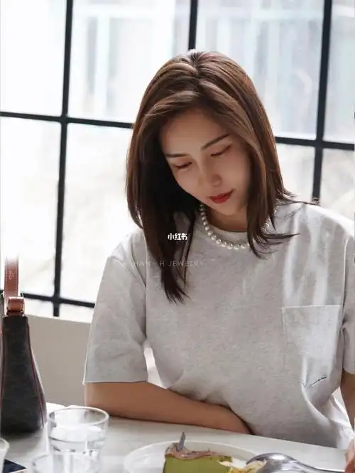 全网爆火的珍珠穿搭91澳白珍珠项链搭配基础款t恤时髦感瞬间点亮你