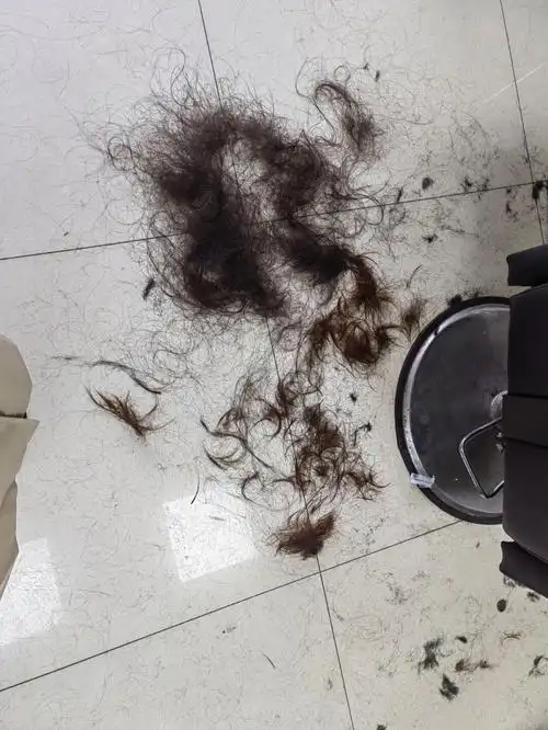 没办法为了方便去打薄一点了,真的看到一团一团头发剪下来还有点伤心