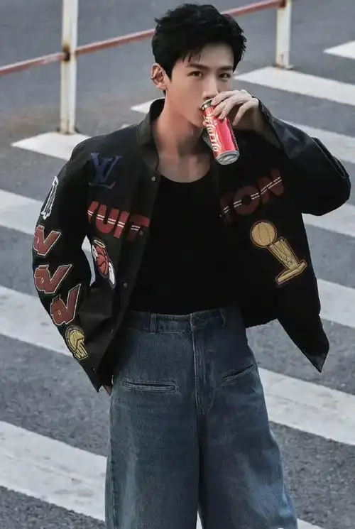 白敬亭秋季穿搭太帅了,帅气时髦有个性,被迷倒了!