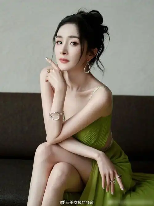 杨幂绿色抹胸长裙大秀美背盘发梦回晴川回眸百媚生