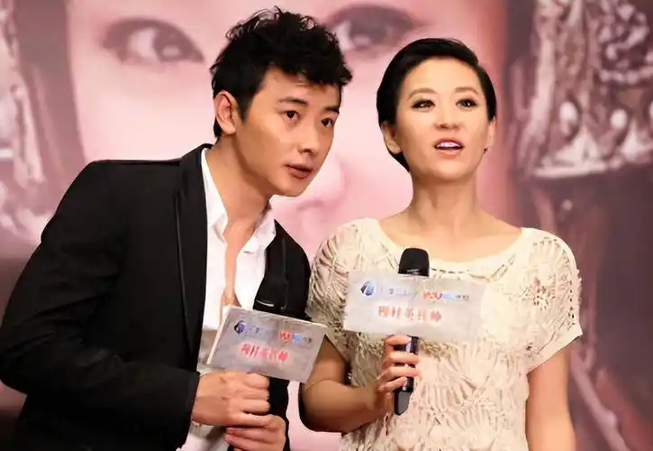 苗圃晒照庆47岁生日,大19岁富商丈夫送鲜花,龙凤胎女儿神似妈妈_罗晋