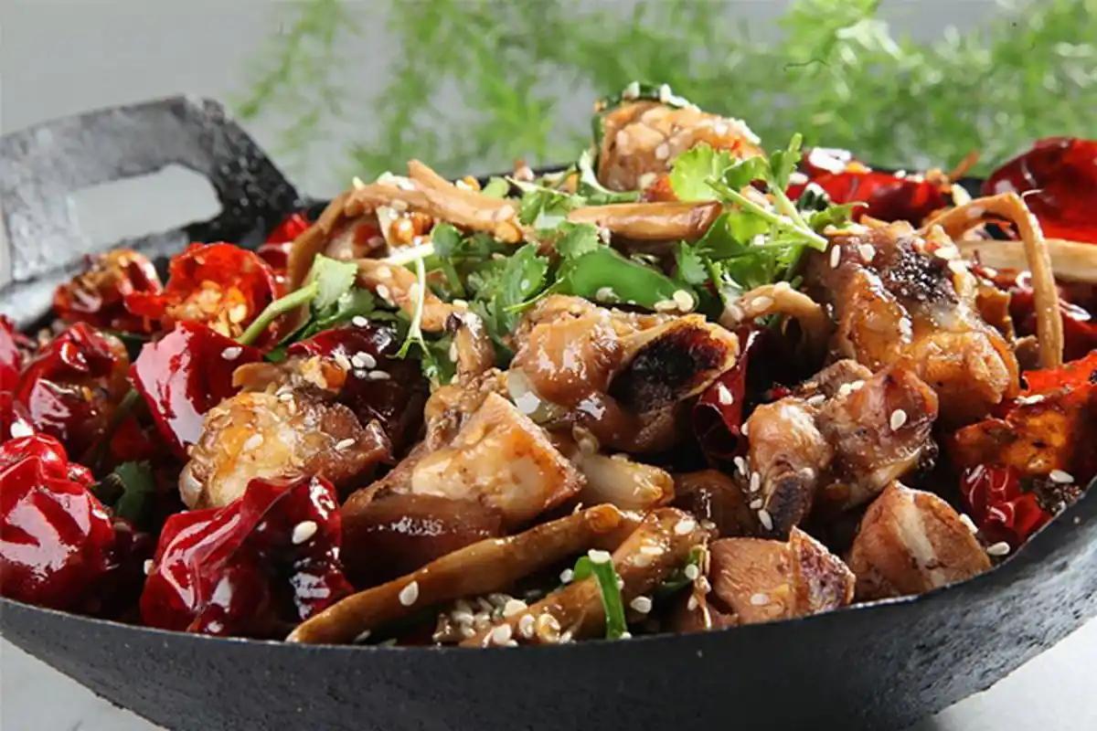 干锅花猪肉烧鸡,这道菜用的是肥肉多一点瘦肉少一