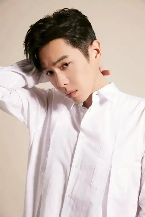 #张若昀生日白衬衫写真##张若昀生日评论区#