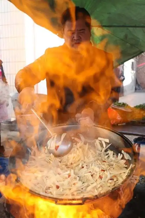 农村千人流水席炒菜仅一人 大厨日挣3000元