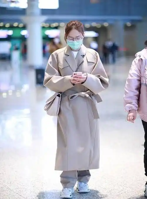 陈乔恩这么矮吗?机场私服照最多1米5!难道官方165身高是假的?