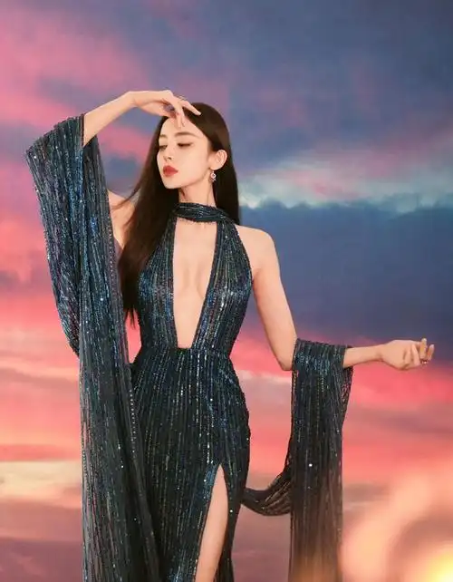 古力娜扎蓝色亮片深v高开衩长裙礼服