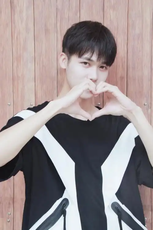 袁伟铭手比爱心治愈力满满