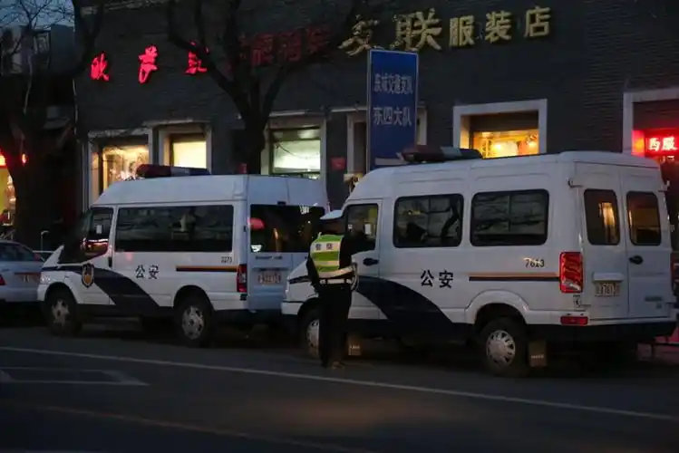 北京警车违章停车被贴罚单