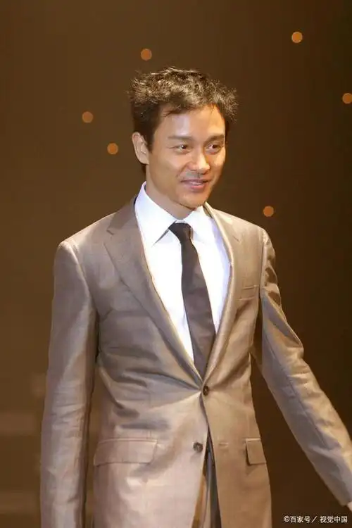 让我们走进这位带领80年代乐坛的叱咤风云《张国荣的传奇一生》