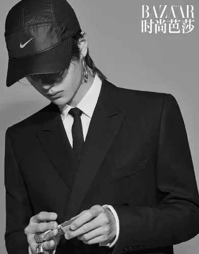 王一博杂志大片曝光 西装皮衣切换自如变不羁少年