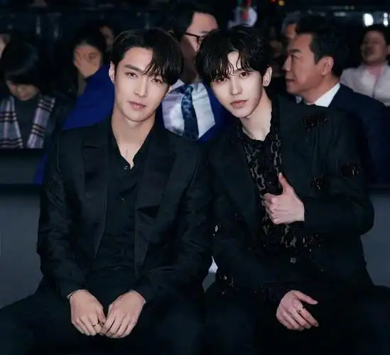 张艺兴蔡徐坤师徒同框,看两人对视时的眼神,真实关系一目了然