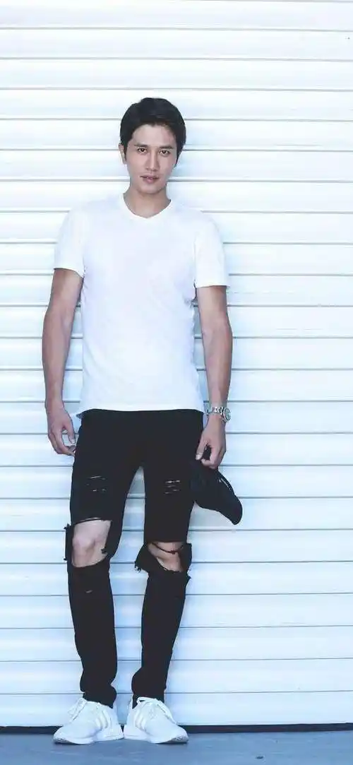 6位身高将近一米九的男星,头小肩宽比例好,合照从不怕比较