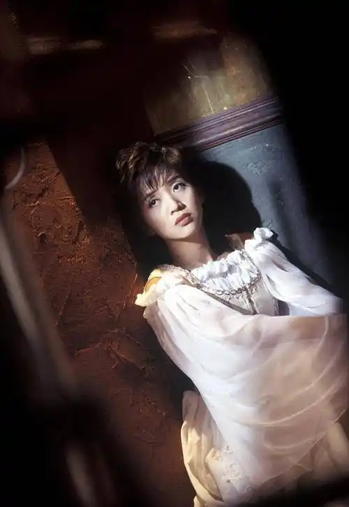 梅艳芳的白色造型中,当属这组白色纱裙写真最美,精致的荷叶边一字肩