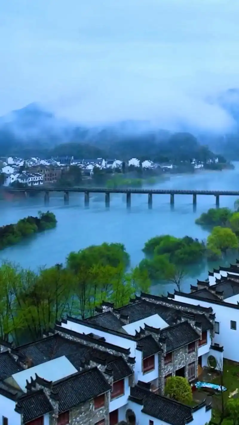 白墙黛瓦,水墨江南.一半人间烟火,一半 - 抖音