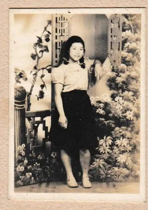 母亲年轻时的老照片 一一藉以纪念我的母亲