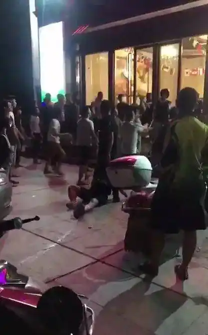 藤县某酒吧门发生斗殴事件,警方迅速出动现场抓获3名犯罪嫌疑人