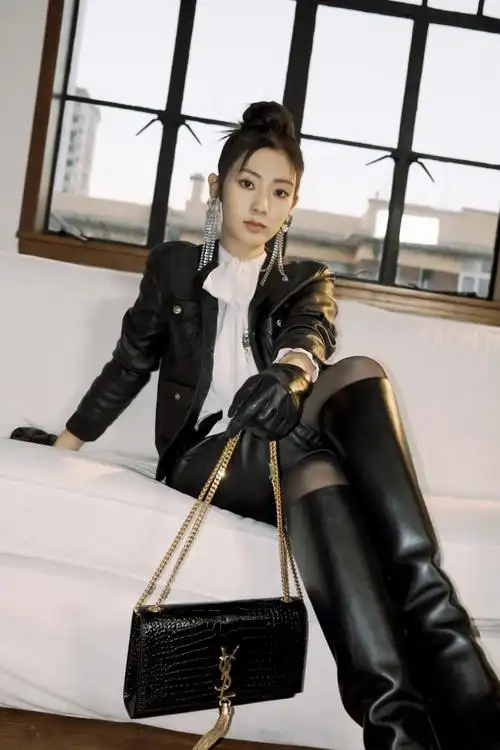 邢菲嘉人皮衣造型好飒##邢菲酷飒机车感适配度
