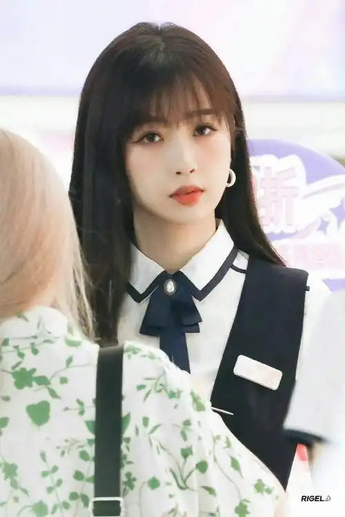 虞书欣工作制服造型路透