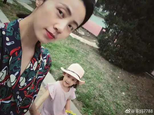 >去黄少艾影人页> 按喜欢排序 ·按尺寸排序