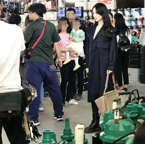 赵丽颖最新路透太冷血全程严肃脸超市被拍忙打伞遮挡引不满