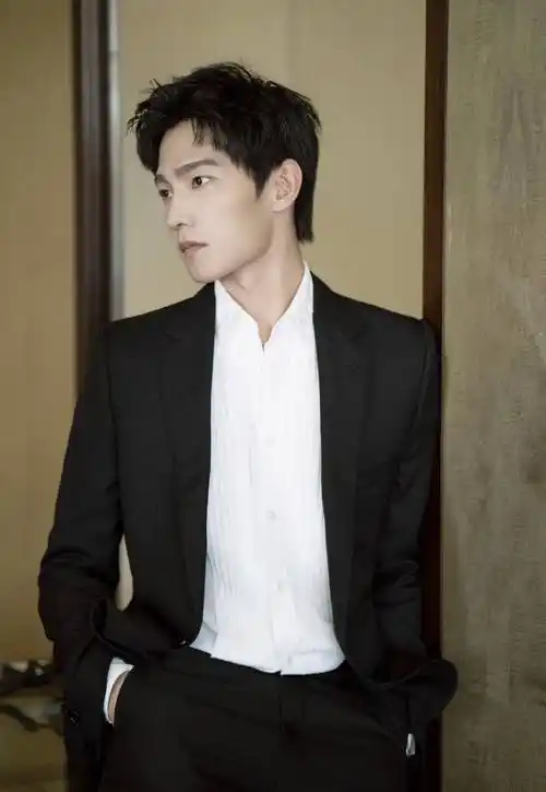 当红男演员任嘉伦,肖战,杨洋,鹿晗,你觉得谁最有少年感?