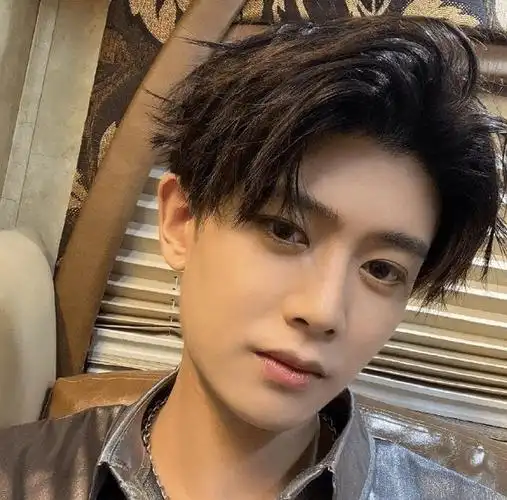 任嘉伦综艺再现黑白睡衣,不做造型却少年感十足,素颜状态像18岁_节目