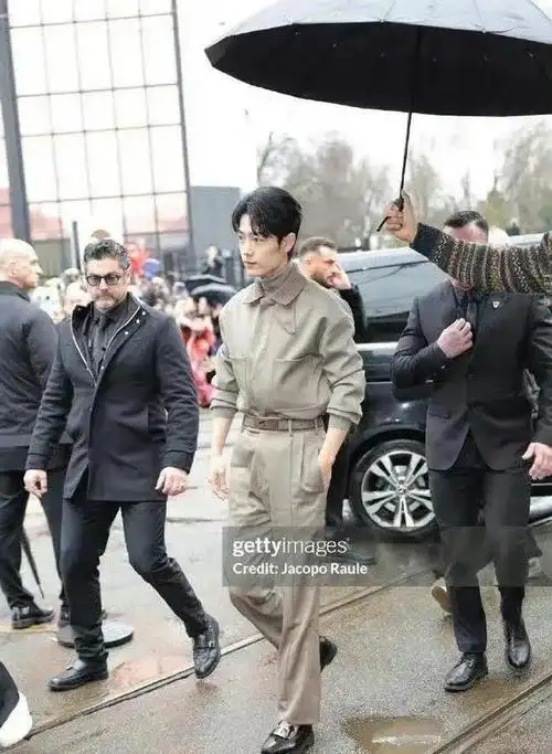 g社镜头下的肖战脸居然没有拉胯却被黑粉恶意p图有点过分了