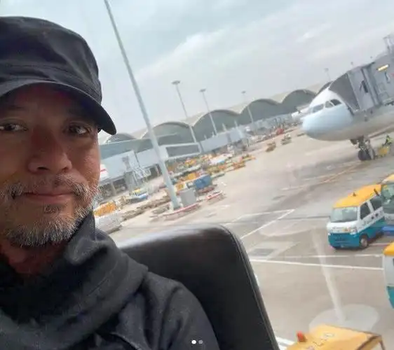 李克勤佩戴黑色帽子和穿着黑色外套,白色胡子十分抢镜,李克勤虽然现在