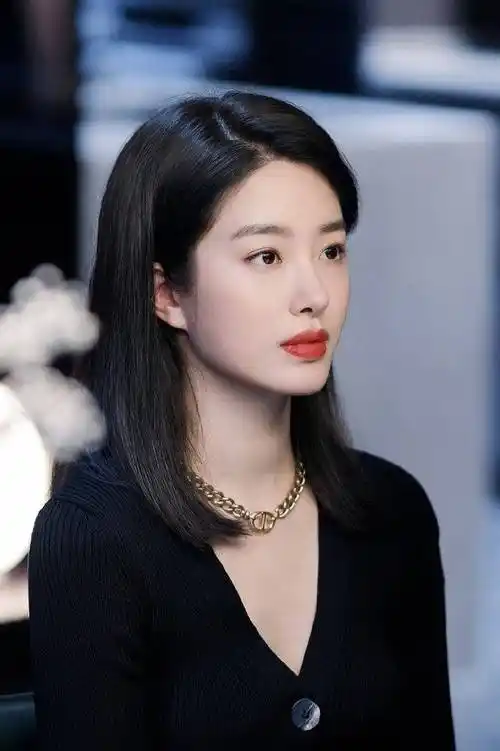 从一个平凡的小镇女孩,到走上舞台闪耀的演员,杨采钰用自己的努力和