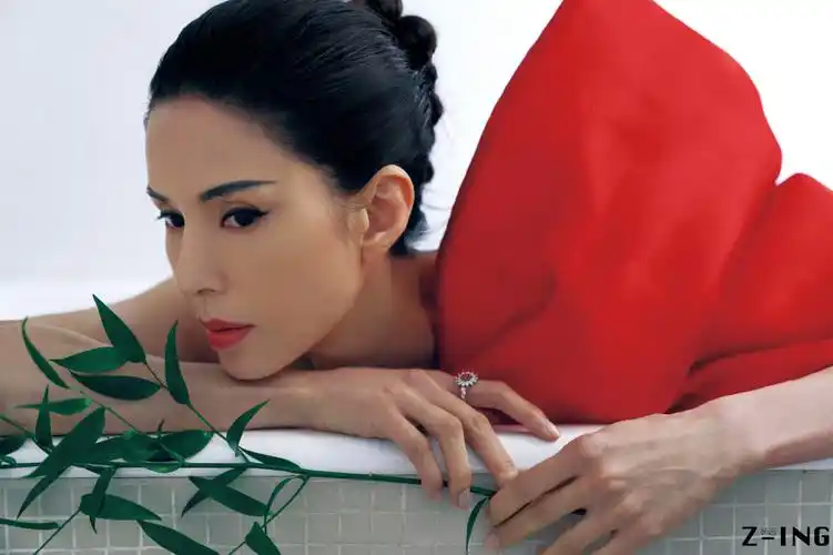 分享一组李若彤图片给大家,图中的明星图片壁纸会点缀你的电脑桌面