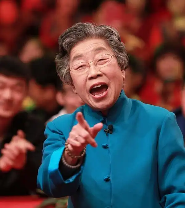 她彻底扔掉了装爷们的包袱大胆主张让女相声艺人回归本色