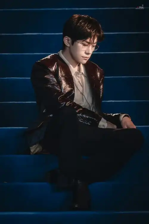 易烊千玺复古红皮衣