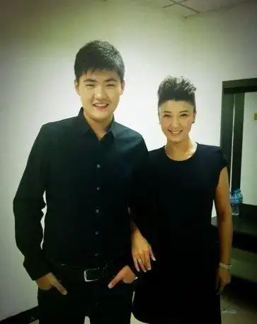 原创国家一级演员闫学晶嫁二婚老公46高龄产女48岁享正师级待遇