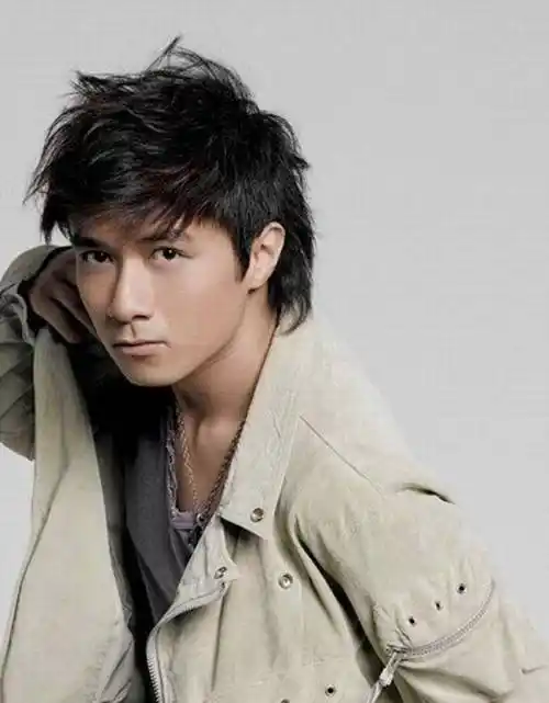 48岁的古巨基终于成为父亲,与妻子相恋多年,依旧恩爱如初