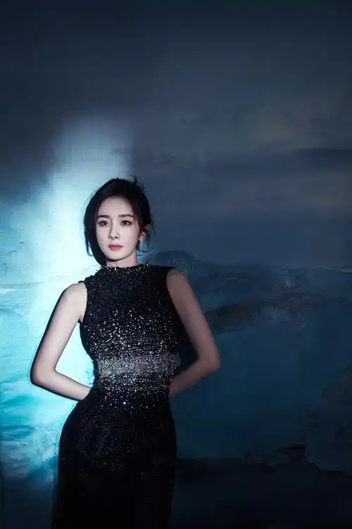 杨幂身材比例优越!穿露肩裙秀蛮腰长腿吸睛