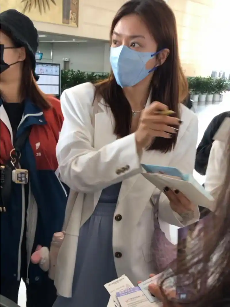 秦岚素颜出现杭州萧山国际机场 4月21日上午9点多,秦岚忽现杭州萧山