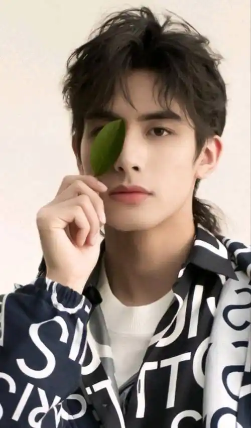 宋威龙六块腹肌惊艳曝光!难怪宋茜痴心不已!_鲜肉_魅力_身材