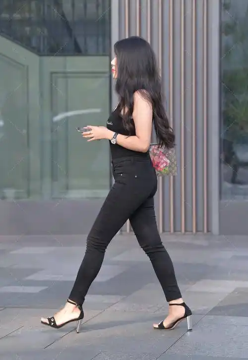 黑色紧身牛仔裤穿搭,时尚时尚还是臃肿显胖,牛仔裤选择要细心_身材