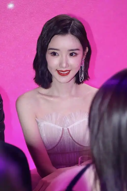 毛晓彤穿白裙秀事业线 举酒杯露甜笑