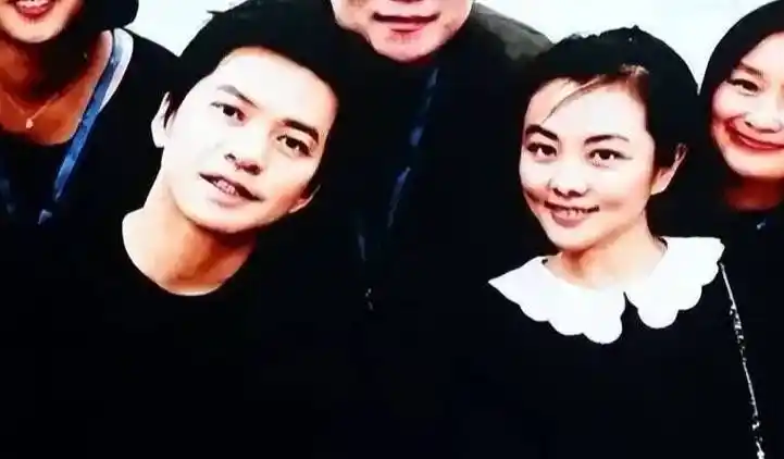 除了惊人的美貌,孟小蓓与李健的感情故事也一直是圈内佳话.