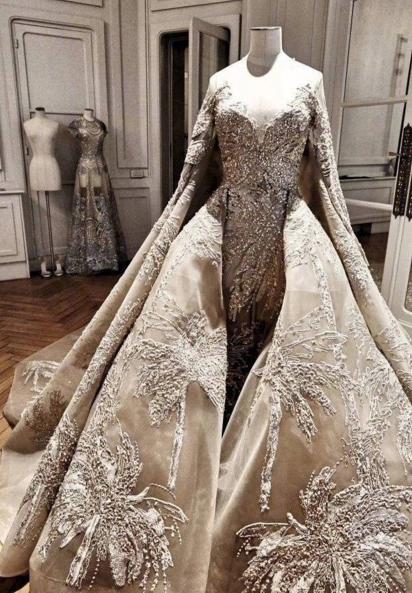 奢华的水晶和轻薄的头纱很搭,更有王室的贵族气质.