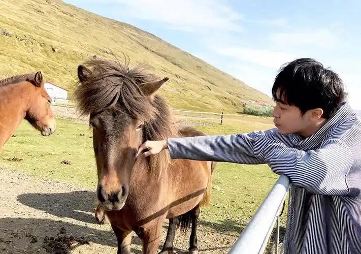 简介:吴青峰帅气旅拍图片,分享一组吴青峰图片给大家,图中的明星图片