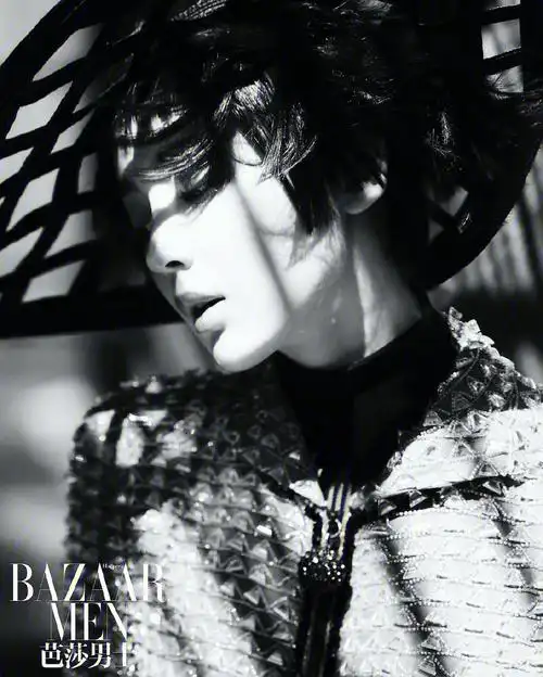 时尚杂志|古力娜扎 x《芭莎男士》8月刊封面人物仙气,俏皮,这些形容用