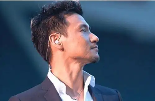 除了拥有出色的音乐才华,张学友还凭借帅气的长相进军演艺圈,塑造了